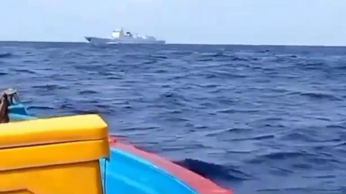 Video nelayan disebut berhadapan dengan kapal Coast Guard China di Laut Natuna Utara. (Screenshot video viral)