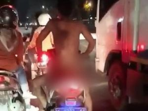 Viral Pria Bugil Kendarai Motor di Sidoarjo