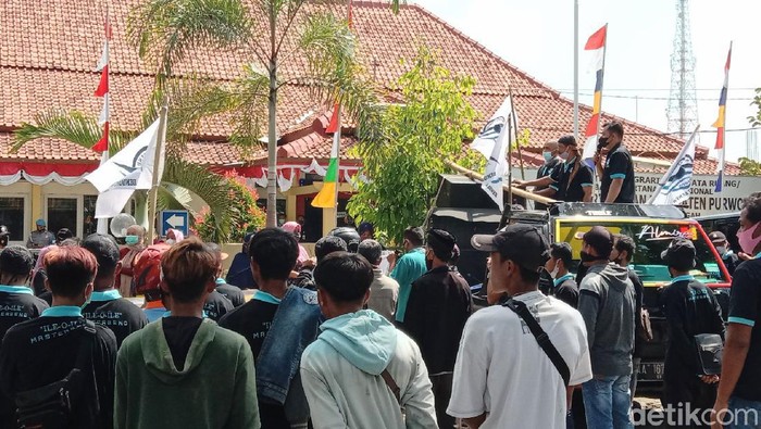 Warga terdampak pembangunan Bendung Bener geruduk BPN Purworejo, Jumat (17/9/2021).