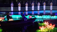 Warna-warni lentera beragam bentuk menjadi daya tarik warga untuk melihatnya.