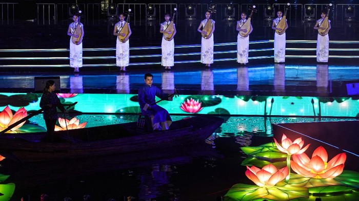 (210916) -- KUNSHAN, China, 16 September, 2021 (Xinhua) -- Foto dari udara yang diabadikan pada 16 September 2021 ini menunjukkan festival lentera untuk merayakan Festival Pertengahan Musim Gugur di Zhouzhuang, Kota Kunshan, Provinsi Jiangsu, China timur, pada 16 September 2021. (Xinhua/Yang Lei)