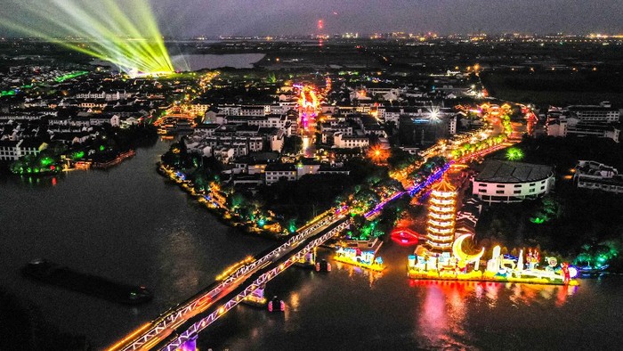 (210916) -- KUNSHAN, China, 16 September, 2021 (Xinhua) -- Foto dari udara yang diabadikan pada 16 September 2021 ini menunjukkan festival lentera untuk merayakan Festival Pertengahan Musim Gugur di Zhouzhuang, Kota Kunshan, Provinsi Jiangsu, China timur, pada 16 September 2021. (Xinhua/Yang Lei)