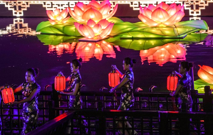 (210916) -- KUNSHAN, China, 16 September, 2021 (Xinhua) -- Foto dari udara yang diabadikan pada 16 September 2021 ini menunjukkan festival lentera untuk merayakan Festival Pertengahan Musim Gugur di Zhouzhuang, Kota Kunshan, Provinsi Jiangsu, China timur, pada 16 September 2021. (Xinhua/Yang Lei)