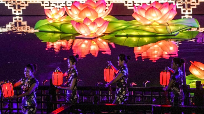 (210916) -- KUNSHAN, China, 16 September, 2021 (Xinhua) -- Foto dari udara yang diabadikan pada 16 September 2021 ini menunjukkan festival lentera untuk merayakan Festival Pertengahan Musim Gugur di Zhouzhuang, Kota Kunshan, Provinsi Jiangsu, China timur, pada 16 September 2021. (Xinhua/Yang Lei)