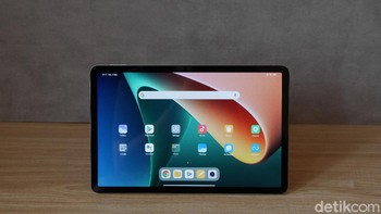 Penjualan tablet dengan pilihan warna Cosmic Gray dan Pearl White ini (keduanya dengan finishing matte), dimulai pada 28 September mendatang dengan harga Rp Rp 5 juta dan hanya tersedia dengan varian 6GB/256GB. Foto: detikINET/Anggoro Suryo Jati