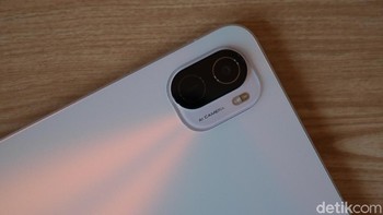 Perangkat ini juga dilengkapi kamera utama 13MP yang dapat digunakan untuk memindai dokumen serta kamera depan 8MP dengan resolusi 1080p untuk menghasilkan kualitas video yang lebih jernih saat online meeting. Foto: detikINET/Anggoro Suryo Jati
