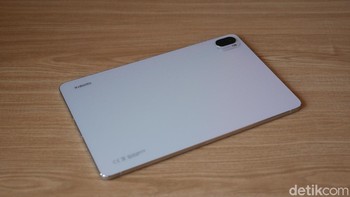 Desain Pad 5 sendiri sama sekali tak mirip dengan Mi Pad 4, dan ukuran layarnya pun berbeda jauh. Foto: detikINET/Anggoro Suryo Jati
