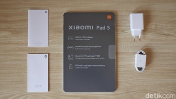 Isi boksnya terbilang minimalis, namun tenang, tetap disertakan charger kok dalam paket penjualannya. Foto: detikINET/Anggoro Suryo Jati