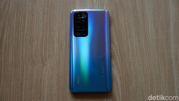 Unit yang kami terima berwarna Sea Blue, yang merupakan satu-satunya varian dengan bodi belakang glossy. Dua varian warna lain, Carbon Gray dan Pebble White, punya bodi belakang matte. Foto: detikINET/Anggoro Suryo Jati