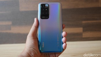 Layar seluas 6,5 inch FHD+ Dot Display IPS beresolusi 1080p dan berlapis Gorilla Glass 3 pada Redmi 10 memberikan tampilan gambar yang luas dan tajam. Foto: detikINET/Anggoro Suryo Jati