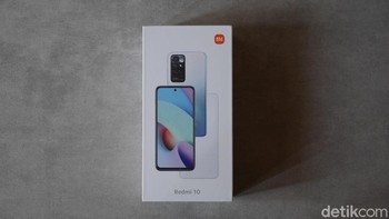 Redmi 10 yang kami terima masih merupakan unit global, namun seharusnya tak ada perbedaan signifikan pada isi paket penjualannya. Foto: detikINET/Anggoro Suryo Jati