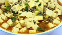 Mun tahu juga terkenal enak dan kerap jadi menu andalan restoran China. Bahan utamanya tahu putih yang diberi tambahan daging sapi cincang. Kuahnya gurih kental karena memakai tepung maizena. Ini dia resep mun tahu. Foto: detikfood