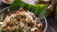 Kupat tahu memang makanan tradisional sederhana yang selalu bikin kangen. Paduan tahu putih dengan saus kacang dan isian lainnya ini bisa dibikin sendiri di rumah. Cara membuatnya gampang, contek saja resep kupat tahu ini. Foto: iStock