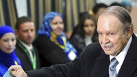 Presiden Abdelaziz Bouteflika saat mengikuti pencoblosan pemilu lokal, (29/11/2012). Bouteflika gagal maju untuk jabatan presiden kelima lantaran kehilangan dukungan dari tentara.  Dia terpaksa mundur usai 20 tahun berkuasa pada 2019. Setelah pengunduran dirinya, dia tidak terlihat oleh publik di sebuah kediaman di Aljir barat. (AP Photo/Anis Belghoul, File)