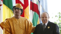 Presiden Abdelaziz Bouteflika saat bertemu dengan pemimpin Libya Moammar Gadhafi di Libya (1/7/2009). Abdelaziz Bouteflika meninggal dalam usia 84 tahun usai 2 tahun lengser dari jabatan presiden. (AP Photo/Nasser Nasser, File)