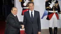 Presiden Aljazair Abdelaziz Bouteflika bertemu dengan Presiden Prancis, Nicolas Sarkozy (27/5/2011).  Bouteflika merupakan veteran perang kemerdekaan Aljazair. Ia menjadi Menlu Aljazair di usia muda, 25 tahun, usai negara tersebut memperoleh kemerdekaan dari Prancis.  (Damien Meyer/Pool Photo via AP)