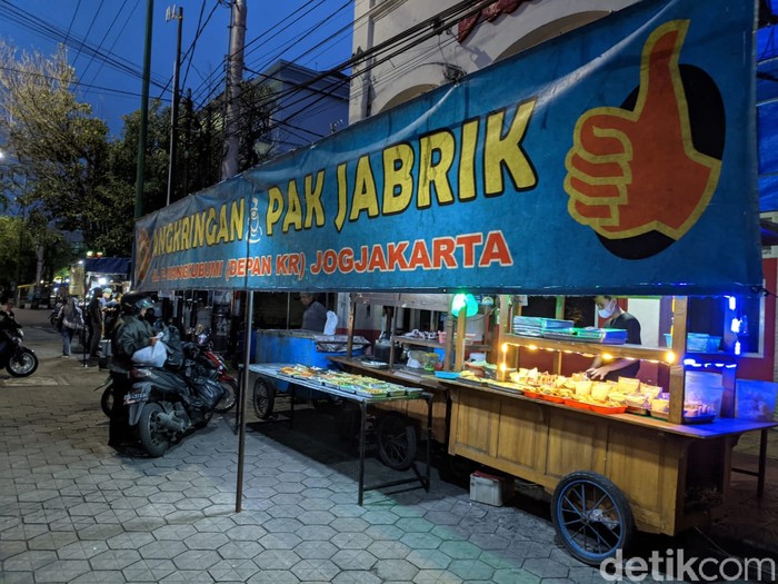 Angkringan Pak Jabrik Favorit di Jogja, Menunya Nasi Mercon hingga Sate Keong Angkringan Pak Jabrik Favorit di Jogja, Menunya Nasi Mercon hingga Sate Keong