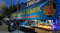 Itu karena lokasi Angkringannya yang sangat strategis. Berada di Jalan Margomulyo yakni dari Tugu Pal Putih cukup ke selatan. Foto: Heri Susanto