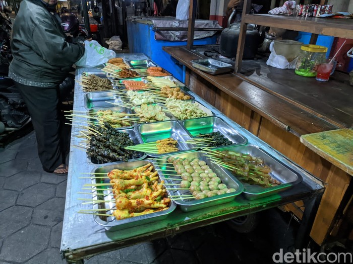 Angkringan Pak Jabrik Favorit di Jogja, Menunya Nasi Mercon hingga Sate Keong Angkringan Pak Jabrik Favorit di Jogja, Menunya Nasi Mercon hingga Sate Keong