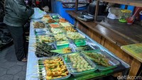 Angkringan Pak Jabrik termasuk salah satu angkringan favorit di Yogyakarta (Jogja). Lokasinya berada di depan Kantor Harian Kedaulatan Rakyat atau sering disingkat KR. Foto: Heri Susanto
