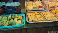 Ada banyak menu yang ditawarkan di sana, Ada nasi kucing dengan menu rica rica, Lombok Ijo, Oseng Seri, Oseng Usus, Nasi Mercon Kikil, Sambel Tongkol, Suwir Ayam, dan Nasi Uduk. Foto: Heri Susanto