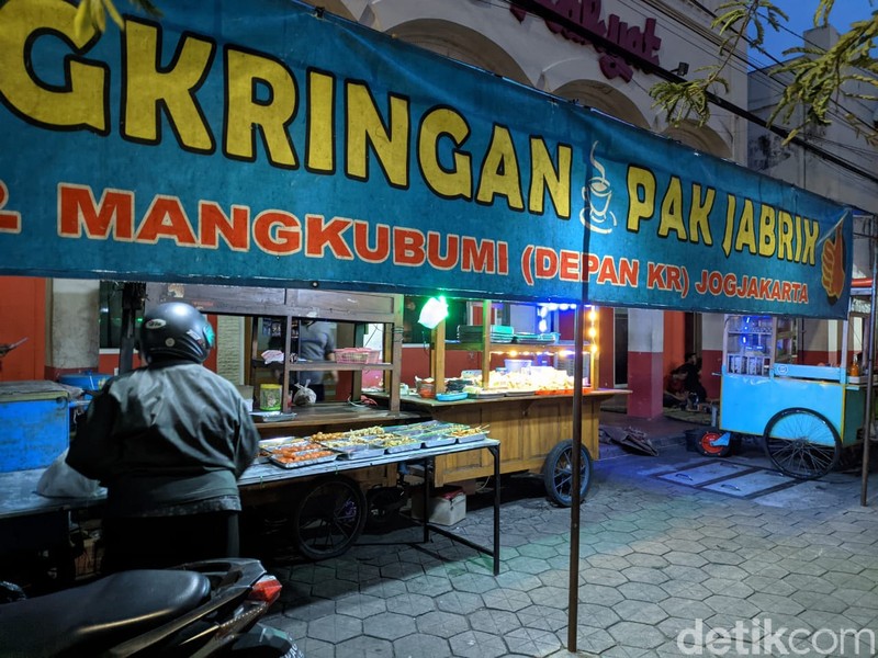 Angkringan Pak Jabrik Favorit di Jogja, Menunya Nasi Mercon hingga Sate Keong