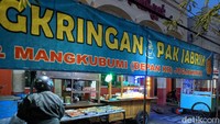 Yogyakarta merupakan surganya angkringan kaki lima. Di sana ada banyak angkringan legendaris, salah satunya bernama Angkringan Pak Jabrik. Foto: Heri Susanto