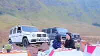 Romantisnya Atta Halilintar dan Aurel Hermansyah juga terlihat pada momen pikniknya di gunung bromo. Mereka menikmati makanan dengan hamparan rumput. Foto: Instagram @attahalilintar