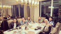 Satu hari menikah, Atta dan Aurel langsung makan malam dengan Ashanty dan Anang. Dalam momen itu juga terlihat ada Thoriq saudara dari Atta Halilintar. Foto: Instagram @attahalilintar