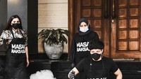 Atta Halilintar memang dikenal sebagai pria yang dekat dengan keluarganya. Begitu juga dengan keluarga ipar, momen kedekatannya tersebut terlihat pada momen masak raksasan ini. Foto: Instagram @attahalilintar