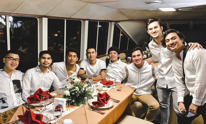 Atta Halilintar Romantisnya Atta Halilintar dan Aurel Hermansyah saat Makan di Warteg