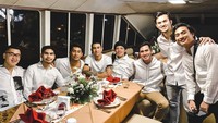 Meski dekat dengan keluarga, Atta Halilintar juga tak melupkan hubungan baiknya dengan teman-temannya. Seperti pada momen ini mereka kompak makan malam bersama. Foto: Instagram @attahalilintar