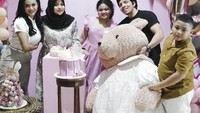 Selain dekat dengan keluarga Ashanty, Atta Halilintar juga dekat dengan keluarga Krisdayanti. Seperti pada momen ulang tahun dengan Amora. Foto: Instagram @attahalilintar
