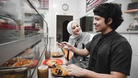 Tak melulu mewah, momen kuliner Atta Halilintar dan Aurel Hermansyah juga pernah tetap lahap saat makan di warteg. Saat itu Atta juga mentraktir semua kru. Foto: Instagram @attahalilintar