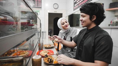Romantisnya Atta Halilintar dan Aurel Hermansyah saat Makan di Warteg