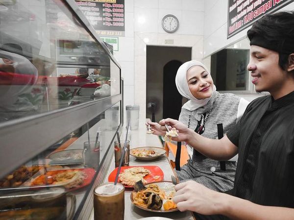Romantisnya Atta Halilintar dan Aurel Hermansyah saat Makan di Warteg