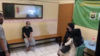 Savas terus menunduk saat ditemui Atta Halilintar dan Aurel, Jumat (17/9) malam. Savas terus menunduk saat Atta Halilintar menemuinya. (Foto: dok.istimewa)