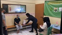 Kami dari Bandung bawain ini makanan. Dimakan ya. Gimana kabar?, sapa Atta kepada Savas. Atta menyodorkan makanan yang dibawakannya (dok.istimewa)