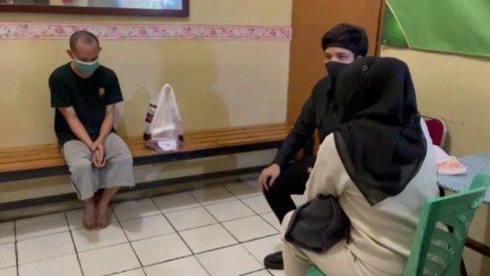 Atta Halilintar dan Aurel Hermansyah temui Savas pemfitnahnya (dok.istimewa) Atta Halilintar dan Aurel Hermansyah temui Savas pemfitnahnya (dok.istimewa)