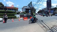 Terlihat petugas gabungan Satlantas Polrestabes Bandung dan Dinas Perhubungan (Dishub) Kota Bandung melakukan pengaturan arus lalu lintas di simpang Ledeng-Sersan Bajuri.