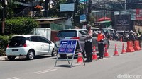Hari ini merupakan tanggal genap. Jadi kendaraan dengan nopol genap bisa langsung lurus ke arah Lembang. Sementara ganjil dibelokkan ke arah Sersan Bajuri.