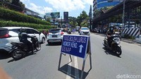 Penerapan ganjil genap tersebut berlangsung di kawasan Ledeng, Kota Bandung. Berdasarkan pantauan detikcom di lapangan, pada Sabtu (18/9/2021) pukul 10.30 WIB pemberlakuan ganjil genap sudah dilakukan.