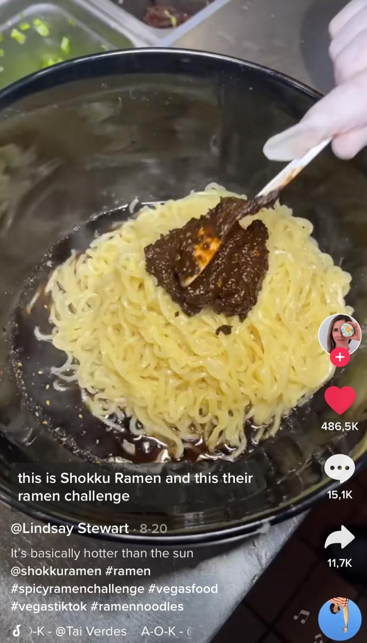 Berani Coba? Tantangan Makan Ramen Super Pedas dengan Topping Segunung
