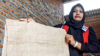 Tri Nur Utami adalah sosok dibalik produk tas goni berjenama Ghoni Kulon Progo (GhoniKu) tersebut. Usaha rumahan yang dirintis sejak 2019 ini memadupadankan karung ghoni dengan kain lurik sehingga menghasilkan aneka tas yang cantik dan bernilai jual tinggi.