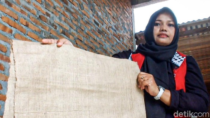 Goni yang biasanya digunakan sebagai wadah barang berhasil disulap menjadi tas fashionable oleh warga Kulon Progo, Daerah Istimewa Yogyakarta (DIY). Produk ini bahkan telah dipasarkan ke pelbagai daerah hingga mancanegara. Adalah Tri Nur Utami, sosok dibalik produk tas goni berjenama Ghoni Kulon Progo (GhoniKu) tersebut.
