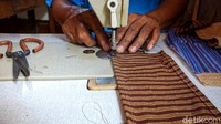 Setelah dipola, proses selanjutnya adalah penjahitan.