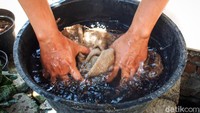Sebelum dijahit sesuai pola tas yang diinginkan konsumen, goni terlebih dulu dicuci hingga bersih menggunakan deterjen khusus untuk melemaskan serat dan membersihkan lembaran goni bekas dari kotoran yang masih terselip.