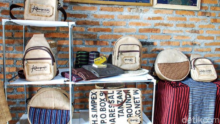 Goni yang biasanya digunakan sebagai wadah barang berhasil disulap menjadi tas fashionable oleh warga Kulon Progo, Daerah Istimewa Yogyakarta (DIY). Produk ini bahkan telah dipasarkan ke pelbagai daerah hingga mancanegara. Adalah Tri Nur Utami, sosok dibalik produk tas goni berjenama Ghoni Kulon Progo (GhoniKu) tersebut.