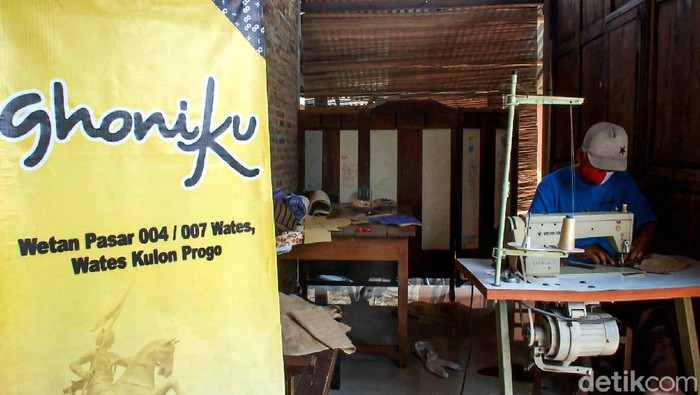 Goni yang biasanya digunakan sebagai wadah barang berhasil disulap menjadi tas fashionable oleh warga Kulon Progo, Daerah Istimewa Yogyakarta (DIY). Produk ini bahkan telah dipasarkan ke pelbagai daerah hingga mancanegara. Adalah Tri Nur Utami, sosok dibalik produk tas goni berjenama Ghoni Kulon Progo (GhoniKu) tersebut.