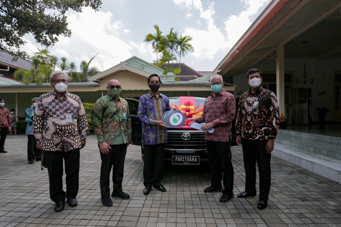 BPJAMSOSTEK Serahkan Langsung Piala Paritrana Award ke Gubernur DIY